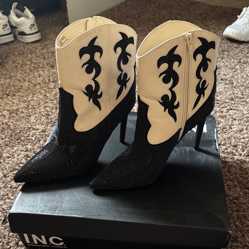 INC International Concepts Women's Black and Cream Heeled Boots